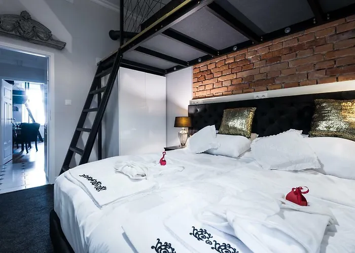 Far From * كراكوفيا